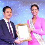 Hoa hậu H’Hen Nie nhận chứng nhận hoa hậu