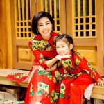 Mai Phương chụp ảnh kỷ niệm với con gái Lavie