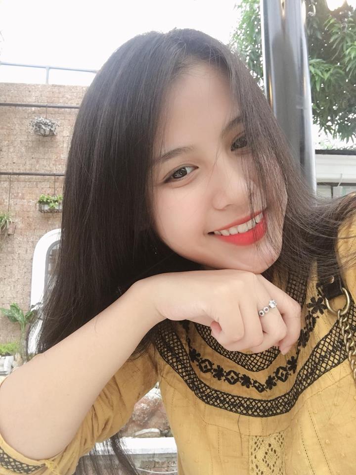 cư dân mạng liền phong cho cô nàng là cô gái có góc nghiêng “thần thánh” đẹp nhất Vịnh Bắc Bộ
