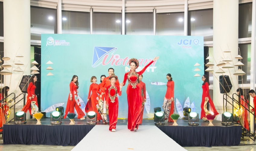 Trình diễn giới thiệu áo dài Việt Nam đến bạn bè quốc tế