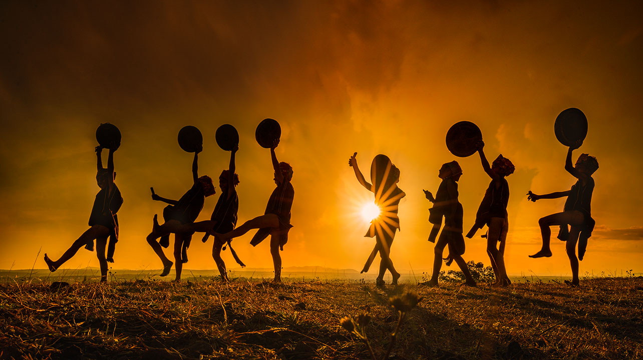 The children dancing with gongs