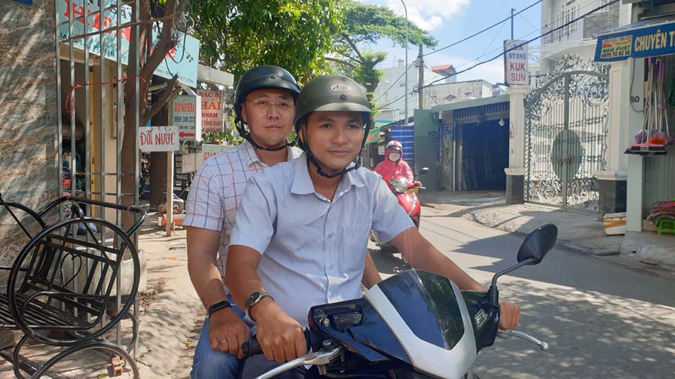 Anh em lên đường hỗ trợ tìm người thân.