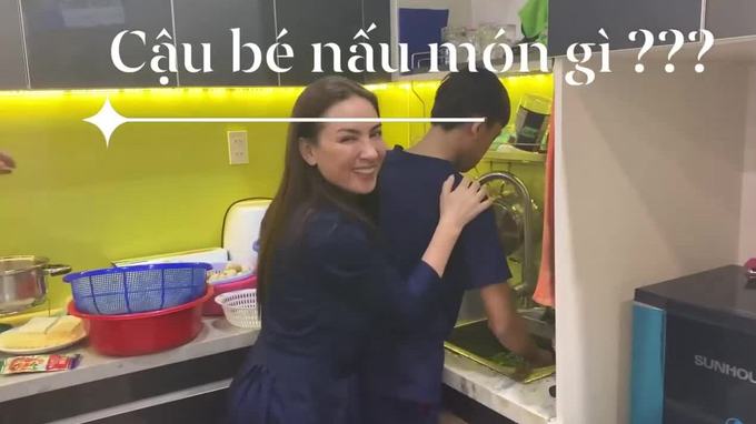 Hồ Văn Cường tự tay nấu món ăn mời mẹ