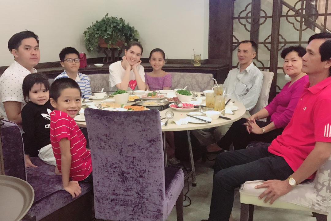 Tết nào Ngọc Trinh cũng chuẩn bị những bì lì xì cho cả nhà