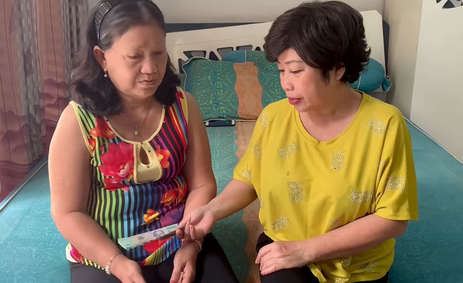Phi Phụng cùng người nghệ sĩ khác tới động viên tinh thần của nghệ sĩ Diễm Trinh sau phẫu thuật