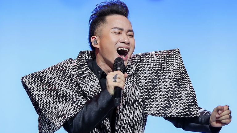 Ca sĩ Tùng Dương luôn gắn liền với những tạo hình độc lạ khi sáng tạo nghệ thuật