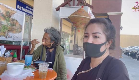 Thúy Nga thuyết phục nữ ca sĩ tới tiệm gội đầu