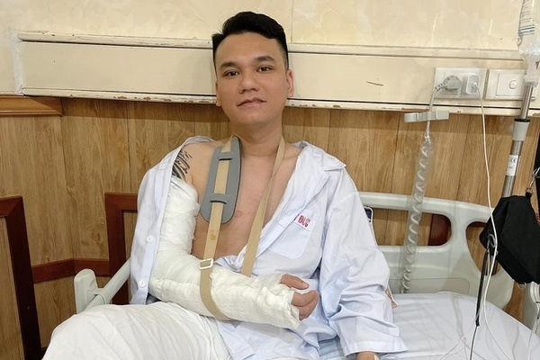 Khắc Việt hậu phẩu thuật