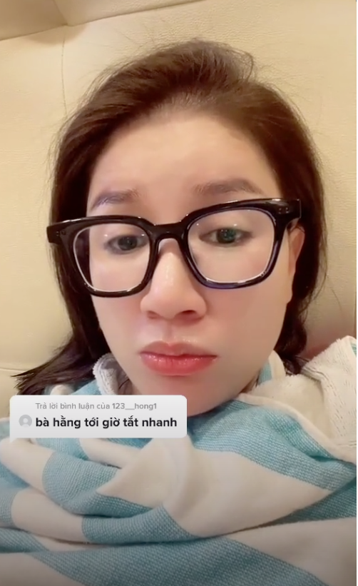 Trang Trần livestream đáp trả bà Phương Hằng