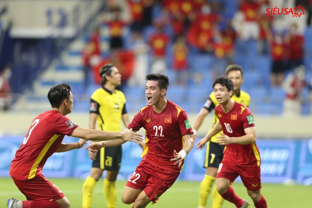Tiến Linh ghi bàn mở tỉ số 1-0 ngay hiệp 1