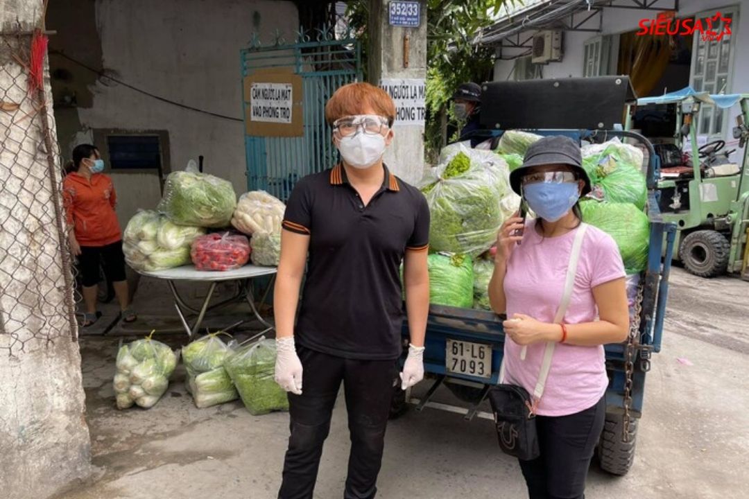 Hình ảnh MC Đại Nghĩa làm từ thiện trong mùa dịch