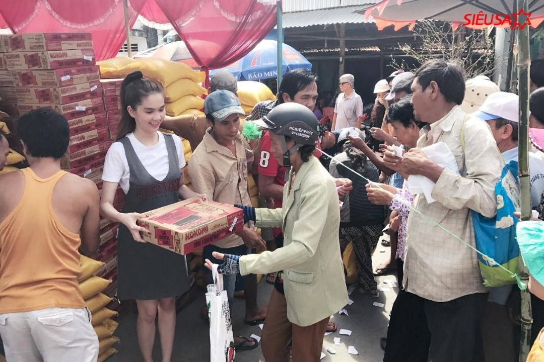Ngọc Trinh hỗ trợ người dân Trà Vinh gặp khó khăn