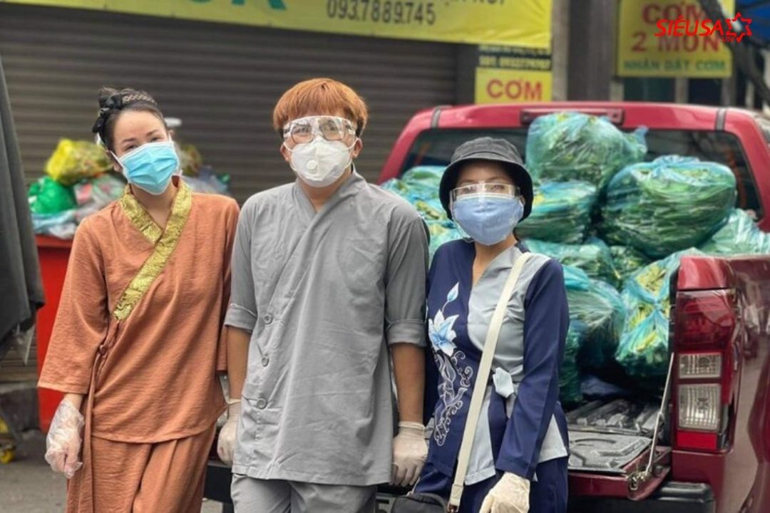 Đại Nghĩa và Nhật Kim Anh ủng hộ lương thực, thực phẩm cho người dân khó khăn mùa dịch