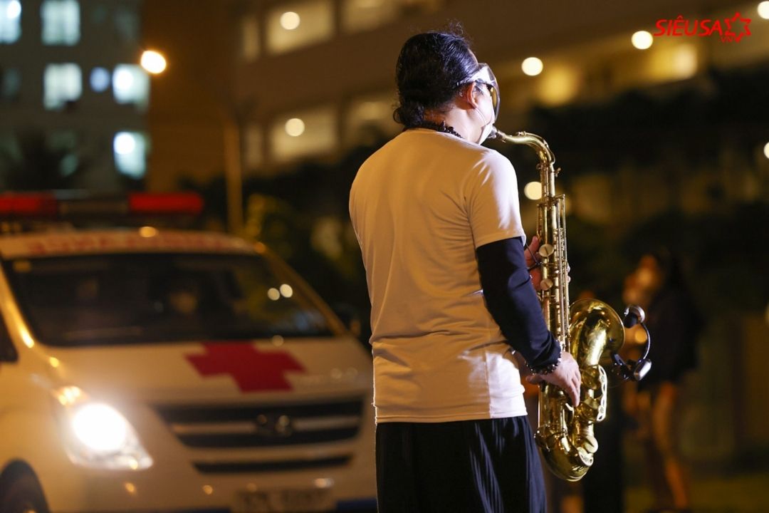 Nghệ sĩ Trần Mạnh Tuấn thổi saxophone trước 10.000 bệnh nhân Covid-19