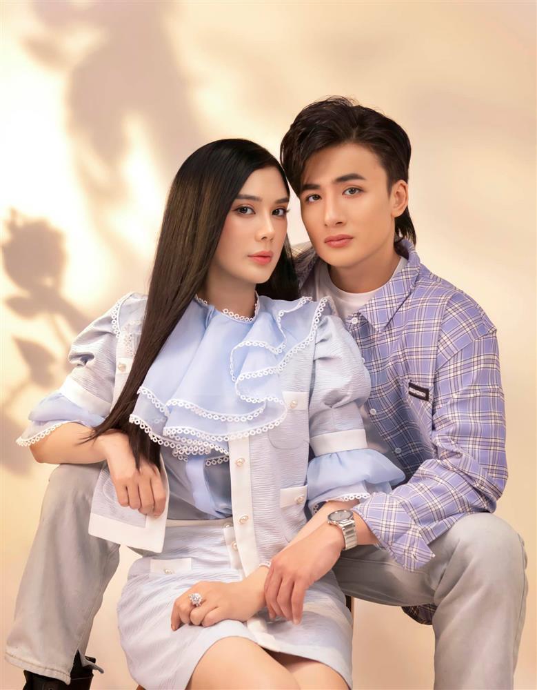 Lâm Khánh Chi không ngại chia sẻ những khoảnh khắc tình tứ của của mình và trợ lý.