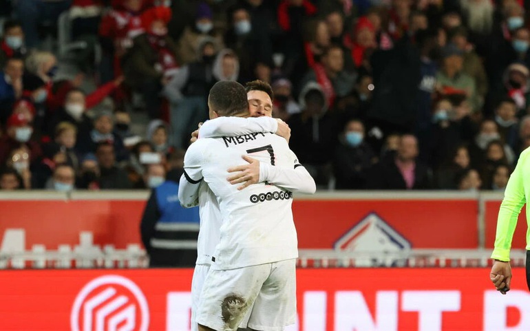 Mbappe và Messi ăn mừng sau pha ấn định chiến thắng 5-1 của tuyển thủ Pháp.