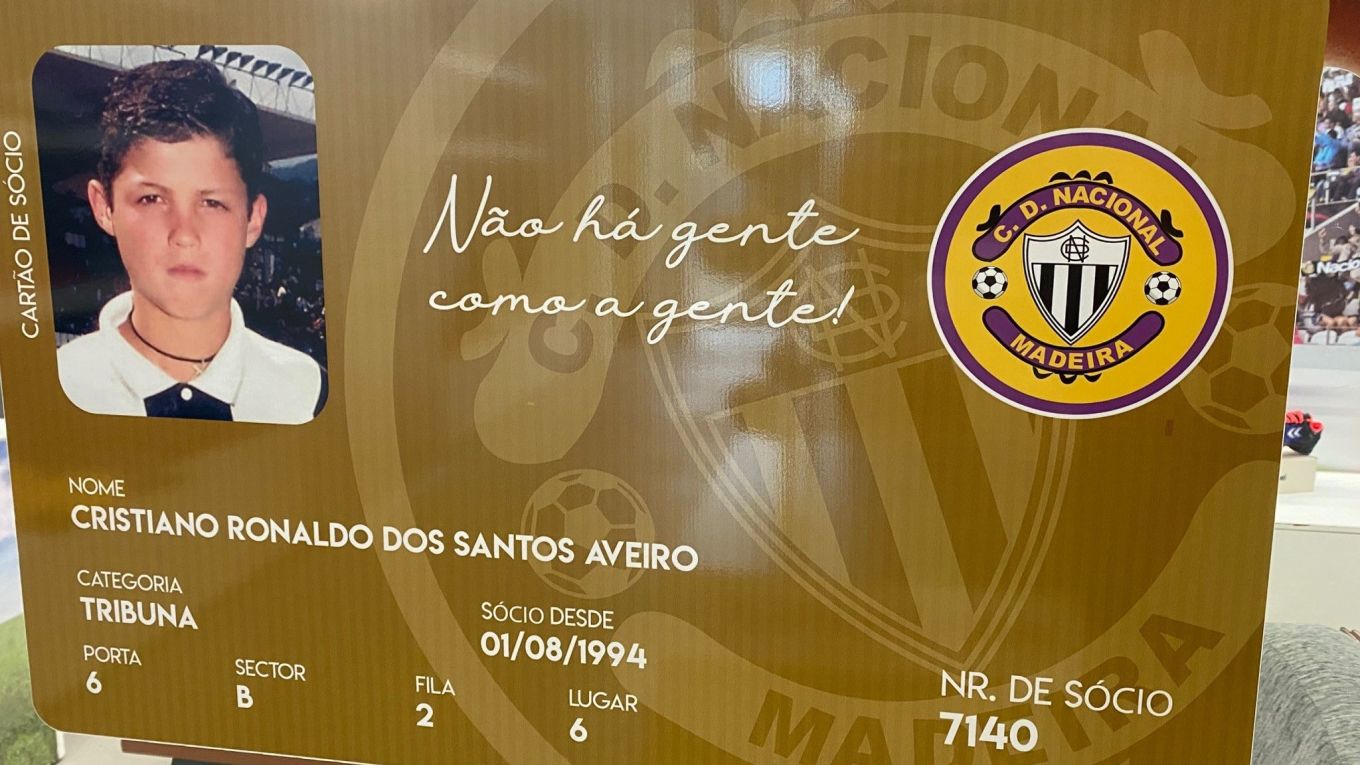 Mô hình tấm thẻ thành viên CD Nacional của Ronaldo trưng trong bảo tàng mang tên anh tại Madeira