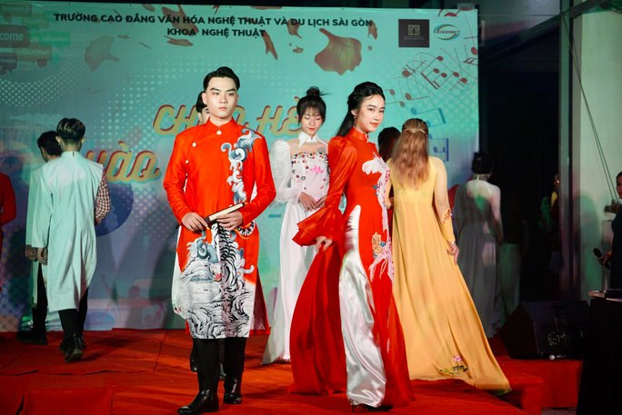 Bộ áo dài cặp cũng tạo đước dấu ấn đẹp trong chương trình do đạo diễn Nguyễn Quốc Bảo dàn dựng