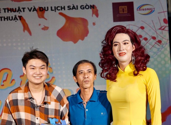 Đạo diễn Nguyễn Quốc Bảo (giữa) và hai sinh viên khoa Nghệ thuật