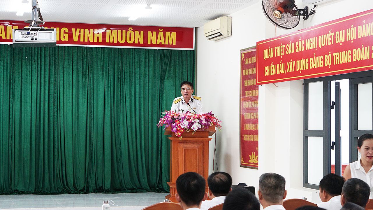 Đại tá Trần Trung Hưng – Phó Chính ủy phát biểu