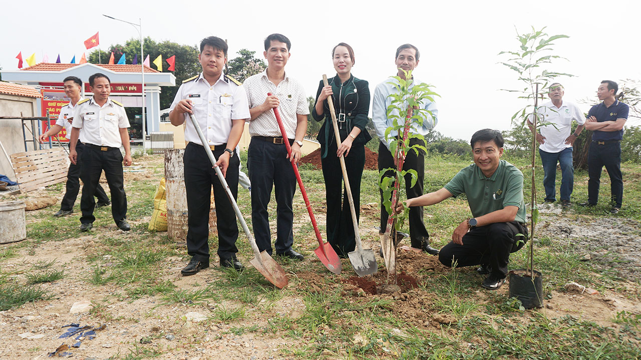 Hội HANE trồng cây xanh và thăm chiến sĩ Trung đoàn Radar 251