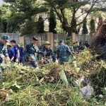 Cán bộ, chiến sĩ Sư đoàn 370 tham gia vệ sinh môi trường tại Ngày Chủ nhật xanh. 