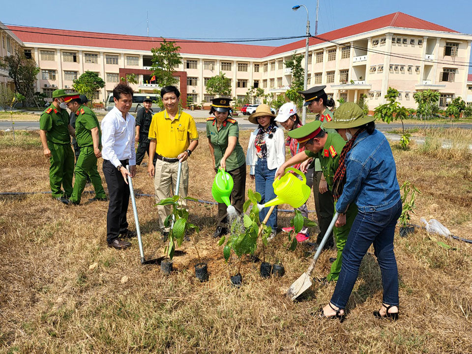 Ông Huỳnh Tấn Đạt – Phó chụ tịch hội Trao 1.000 cây xanh cho chương trình