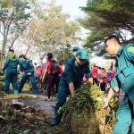 Cán bộ, chiến sĩ, lực lượng dân quân của Bộ tư lệnh TPHCM tham gia dọn vệ sinh môi trường sau lễ ra quân. 