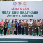 Ban tổ chức trao tặng cây xanh cho các hộ dân tại lễ ra quân.