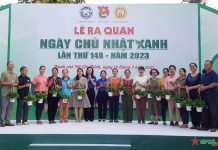 Ban tổ chức trao tặng cây xanh cho các hộ dân tại lễ ra quân.