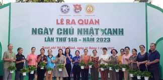 Ban tổ chức trao tặng cây xanh cho các hộ dân tại lễ ra quân.