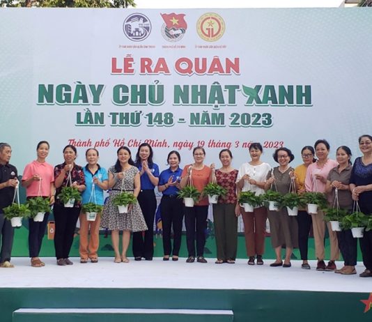 Ban tổ chức trao tặng cây xanh cho các hộ dân tại lễ ra quân.