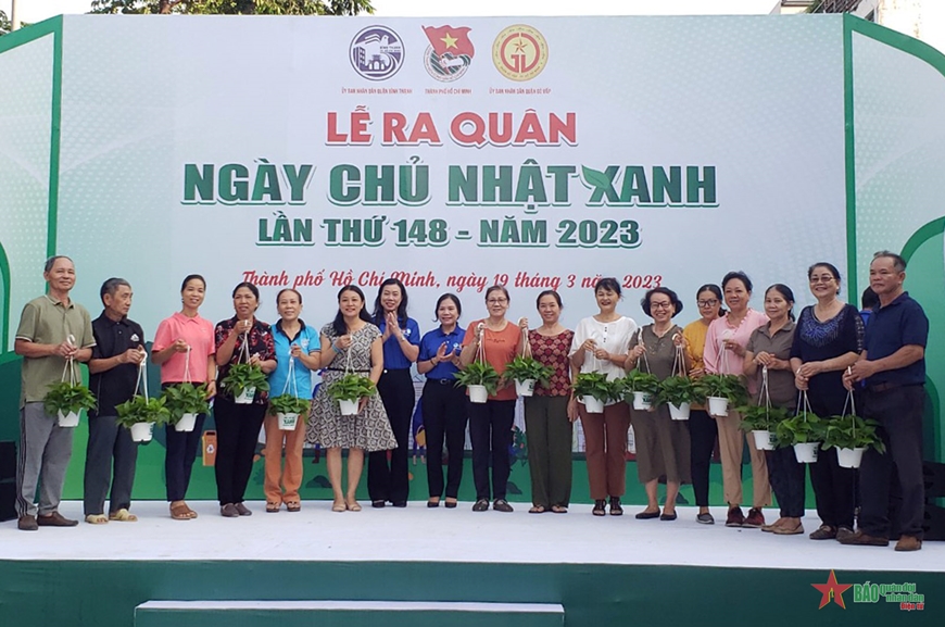 Ban tổ chức trao tặng cây xanh cho các hộ dân tại lễ ra quân. 