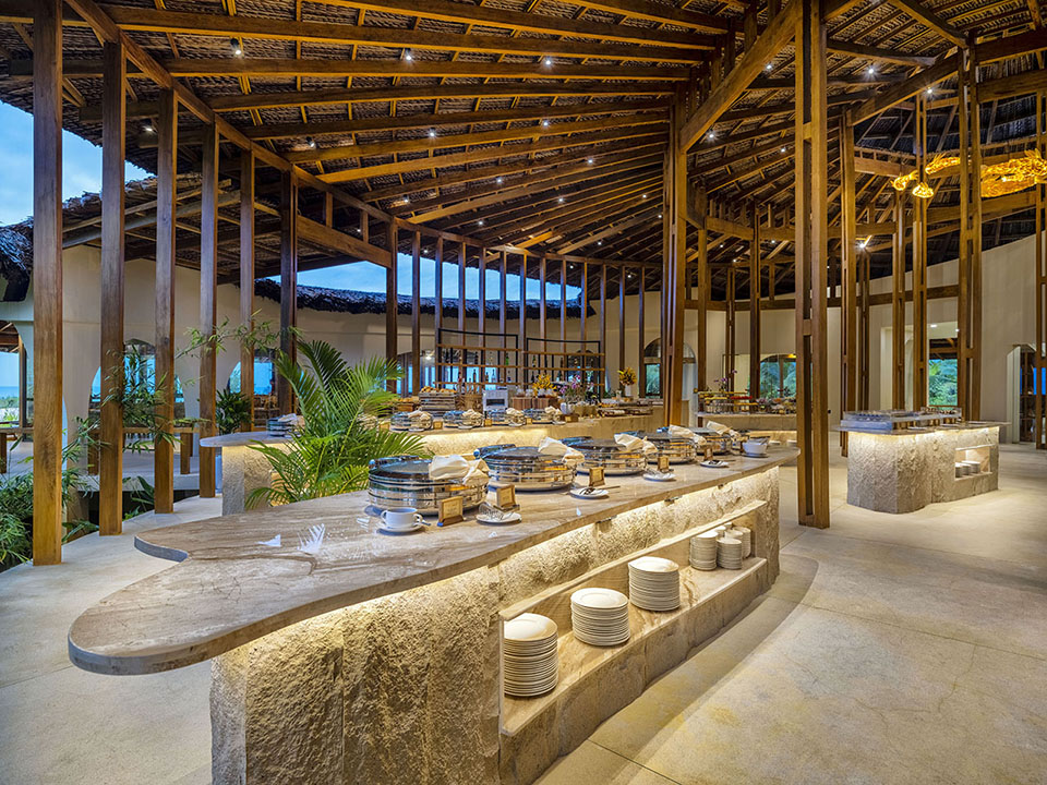 Nhà hàng Ana Sand House phục vụ ẩm thực Á Âu sang trọng