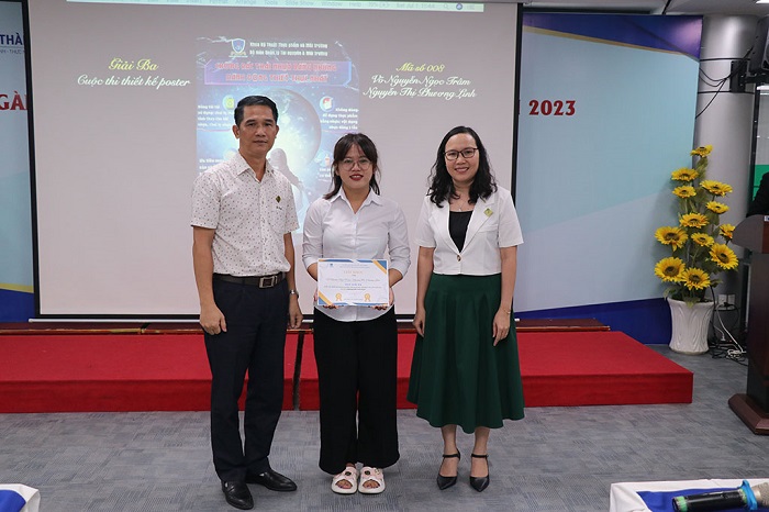 Ông Nguyễn Toàn Thắng, Phó Chủ tịch kiêm Chánh văn phòng HANE và đại diện Khoa trao ba cuộc thi thiết kế Poster hưởng ứng Ngày Môi trường Thế giới.  