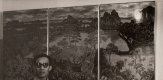 Cố họa sĩ Trần Phúc Duyên bên tranh sơn mài Phong Cảnh Sài Sơn - Ảnh: VGP