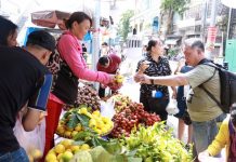 Nhiều du khách mua trái cây cho gia đình và để biếu tặng - Ảnh: VGP/Huy Phạm