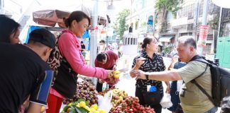 Nhiều du khách mua trái cây cho gia đình và để biếu tặng - Ảnh: VGP/Huy Phạm