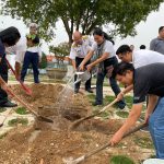 Các đại biểu trồng cây trong khuôn viên Trung đoàn